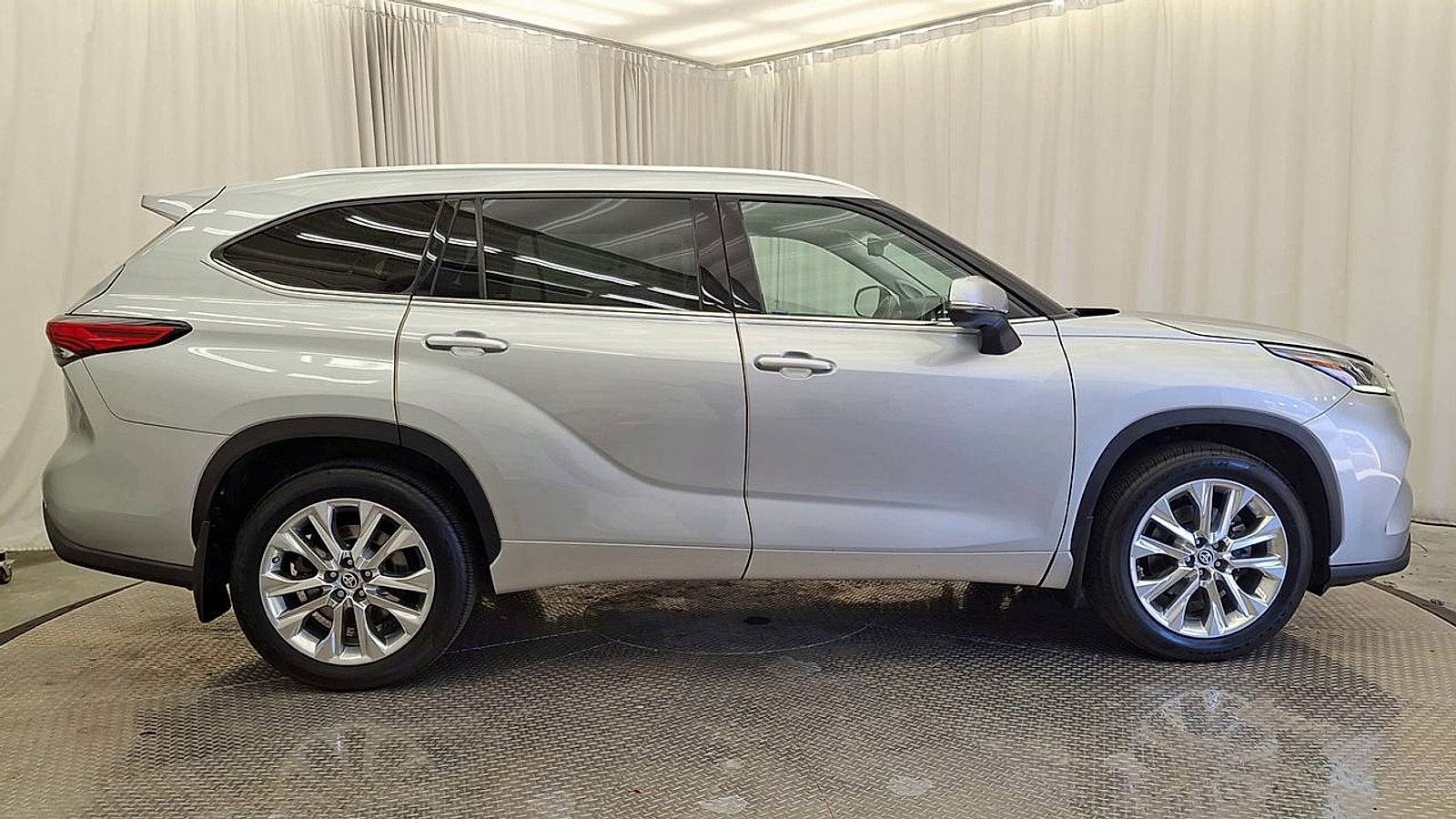 Certified 2021 Toyota Highlander Limited image 4