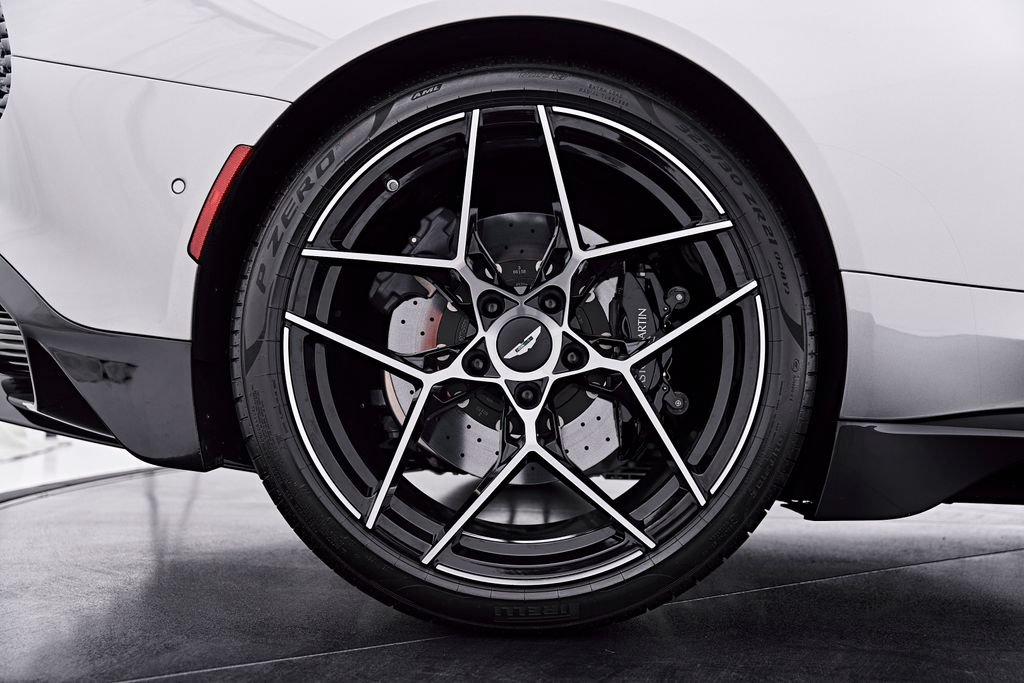 Used 2025 Aston Martin Vanquish RWD image 33