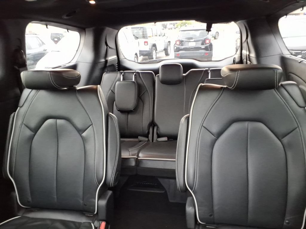 Certified 2025 Chrysler Pacifica Limited FWD image 12