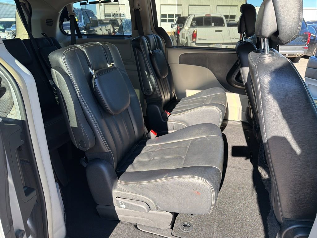 Used 2015 Chrysler Town & Country Touring image 27