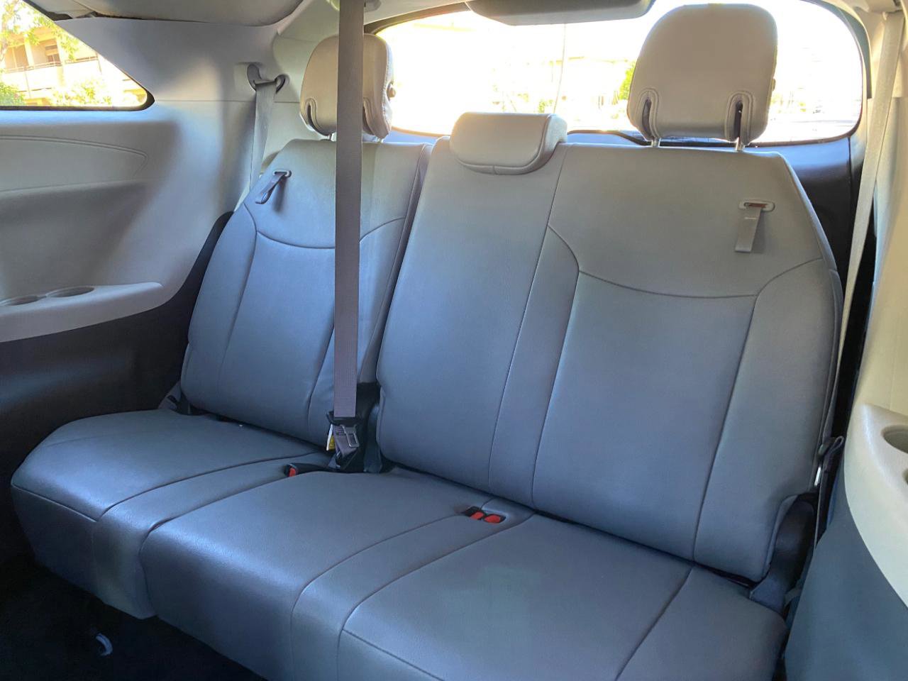 Used 2023 Toyota Sienna XLE FWD image 38