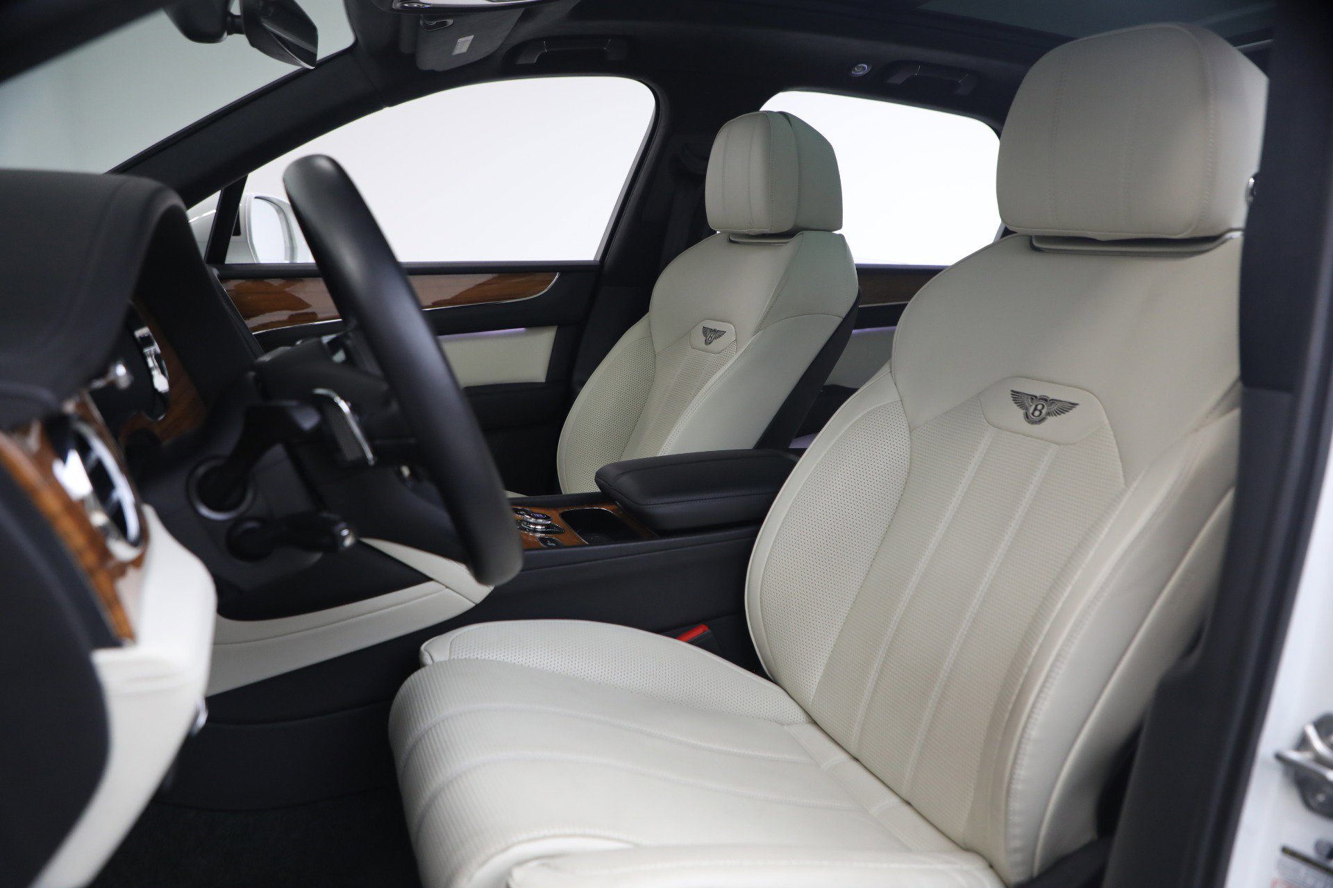 Used 2023 Bentley Bentayga image 21