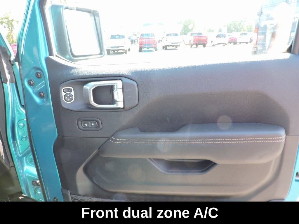 New 2024 Jeep Wrangler Unlimited Sahara w/ Technology Group AWD/4WD image 17