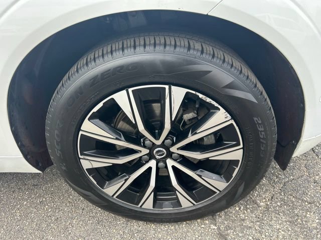 Used 2023 Volvo XC60 B5 Plus AWD/4WD image 2