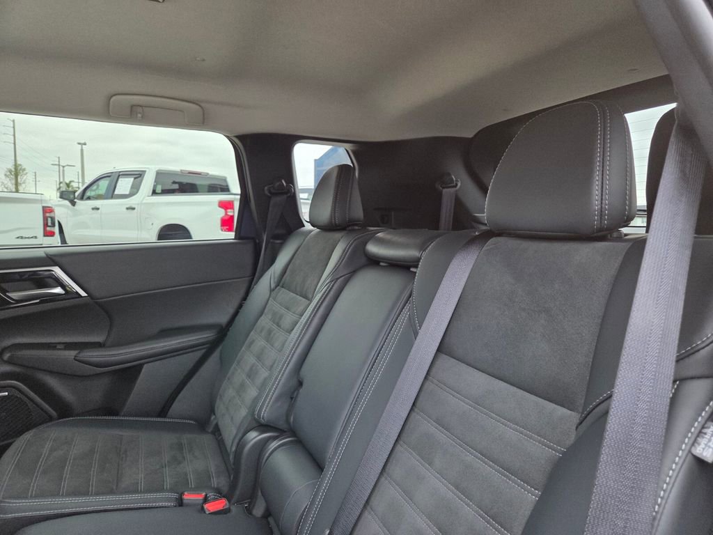 Used 2025 Mitsubishi Outlander SE image 17