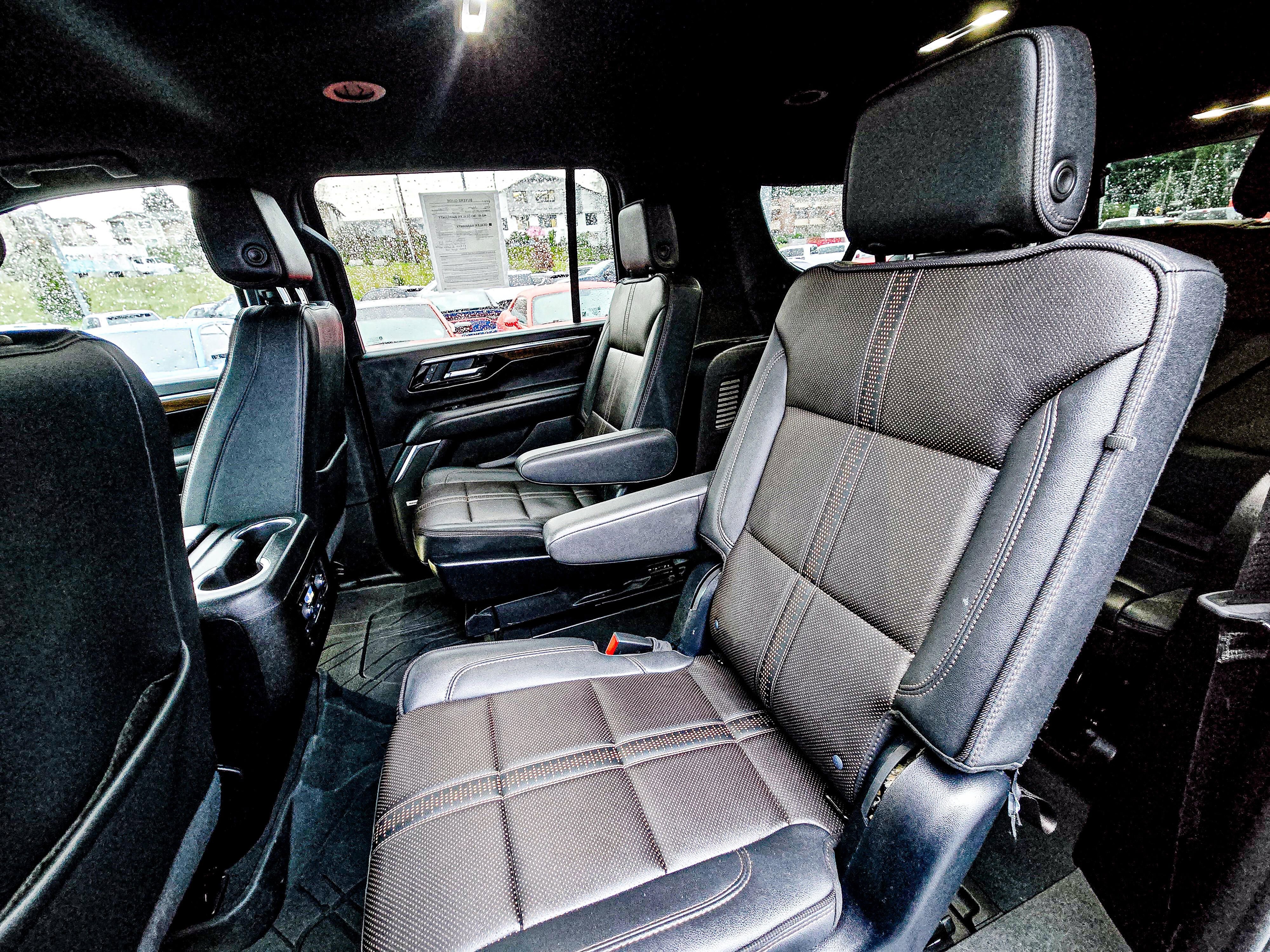 Used 2025 Chevrolet Suburban High Country image 12