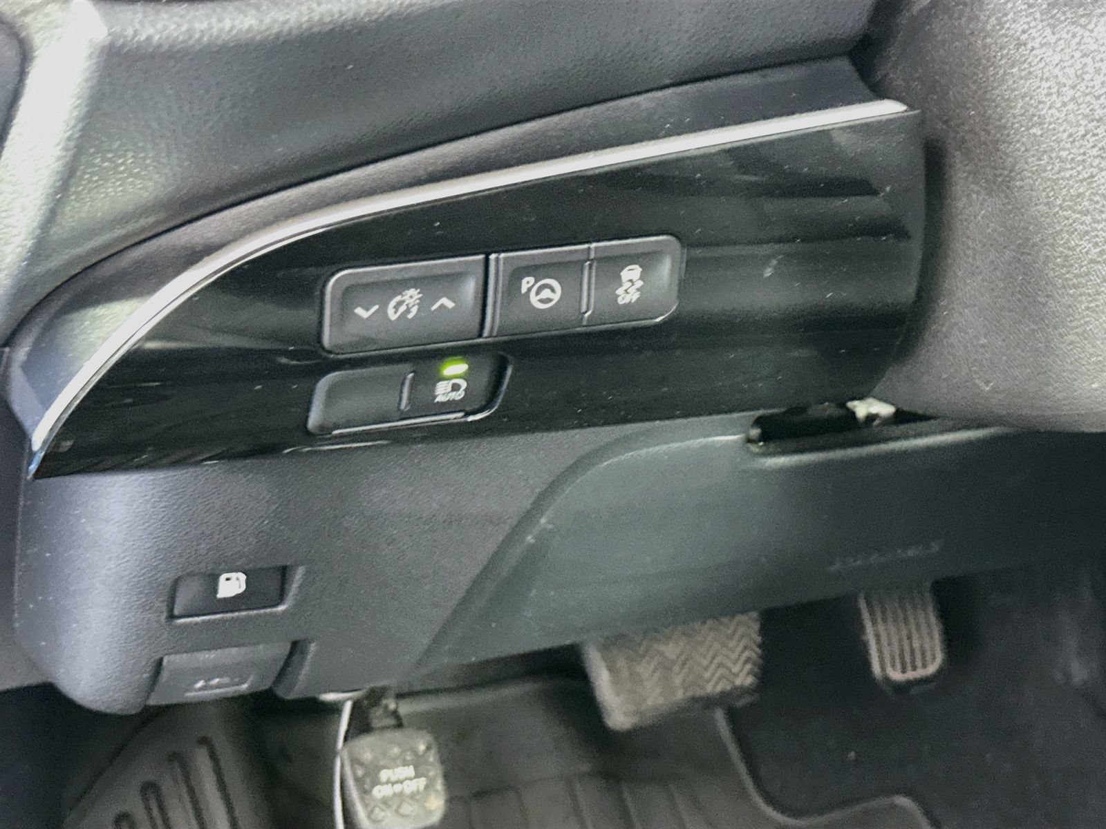 Used 2021 Toyota Prius LE AWD/4WD image 11