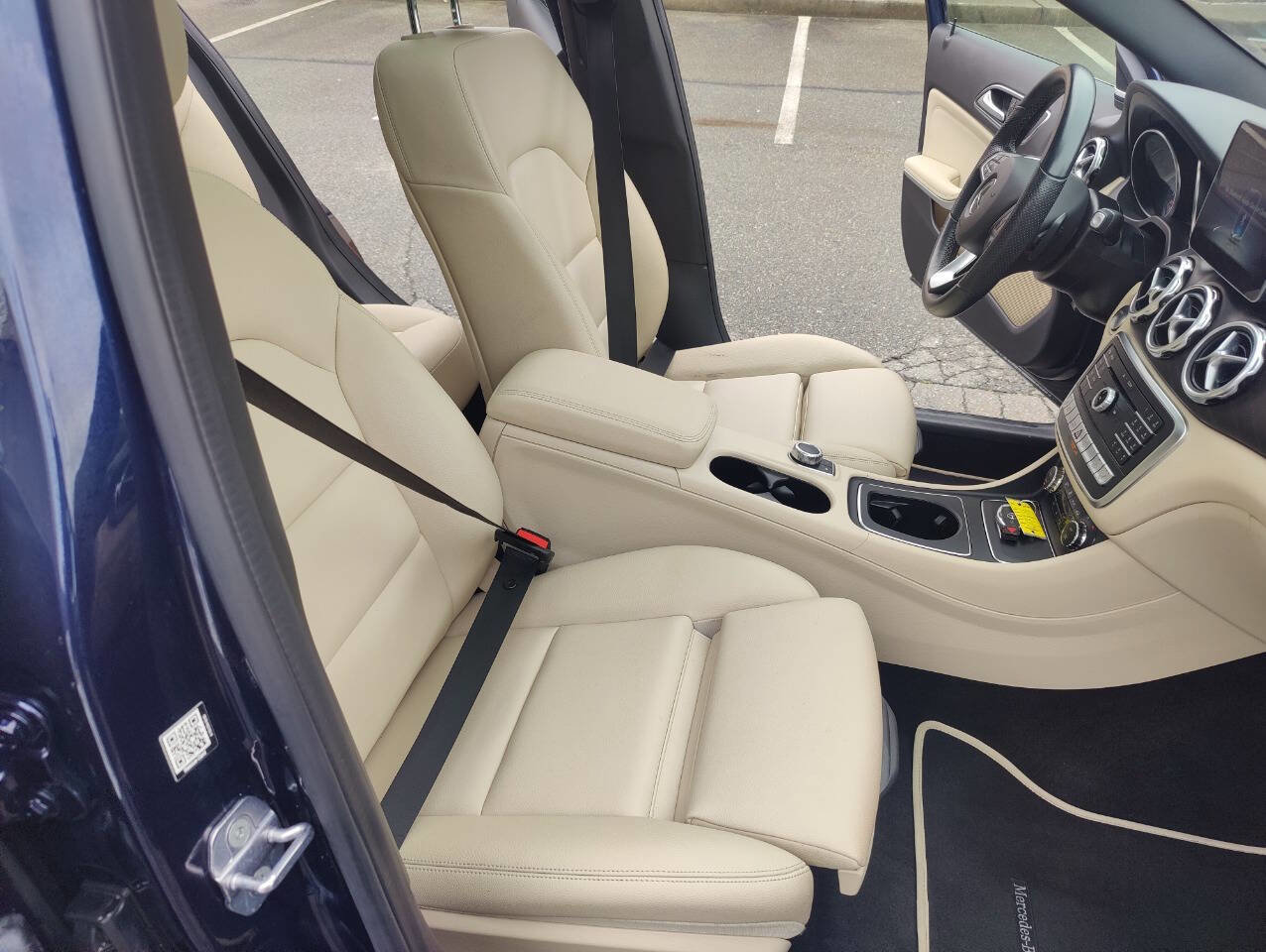 Used 2019 Mercedes-Benz GLA 250 4MATIC w/ Premium Package image 11