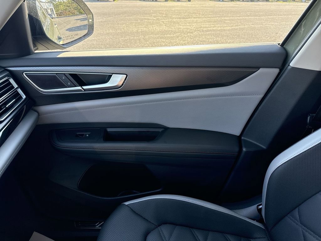 Used 2025 Volkswagen Atlas Peak Edition SE image 25