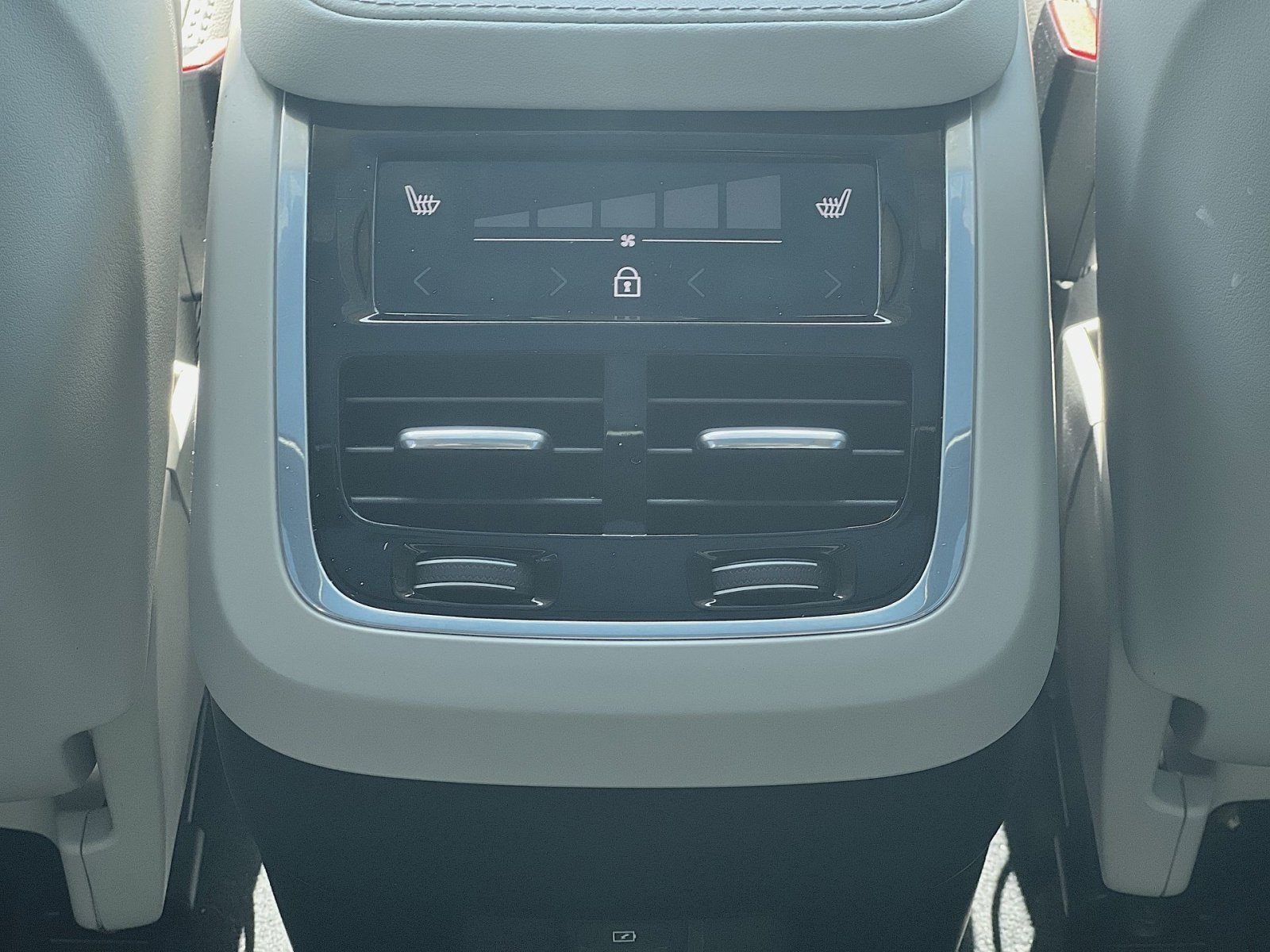 Used 2023 Volvo XC90 B6 Ultimate w/ Protection Package Premier image 23