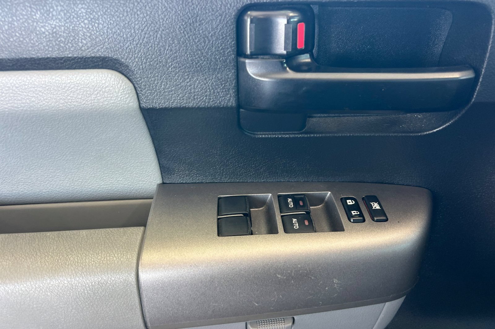 Used 2014 Toyota Sequoia SR5 AWD/4WD image 8