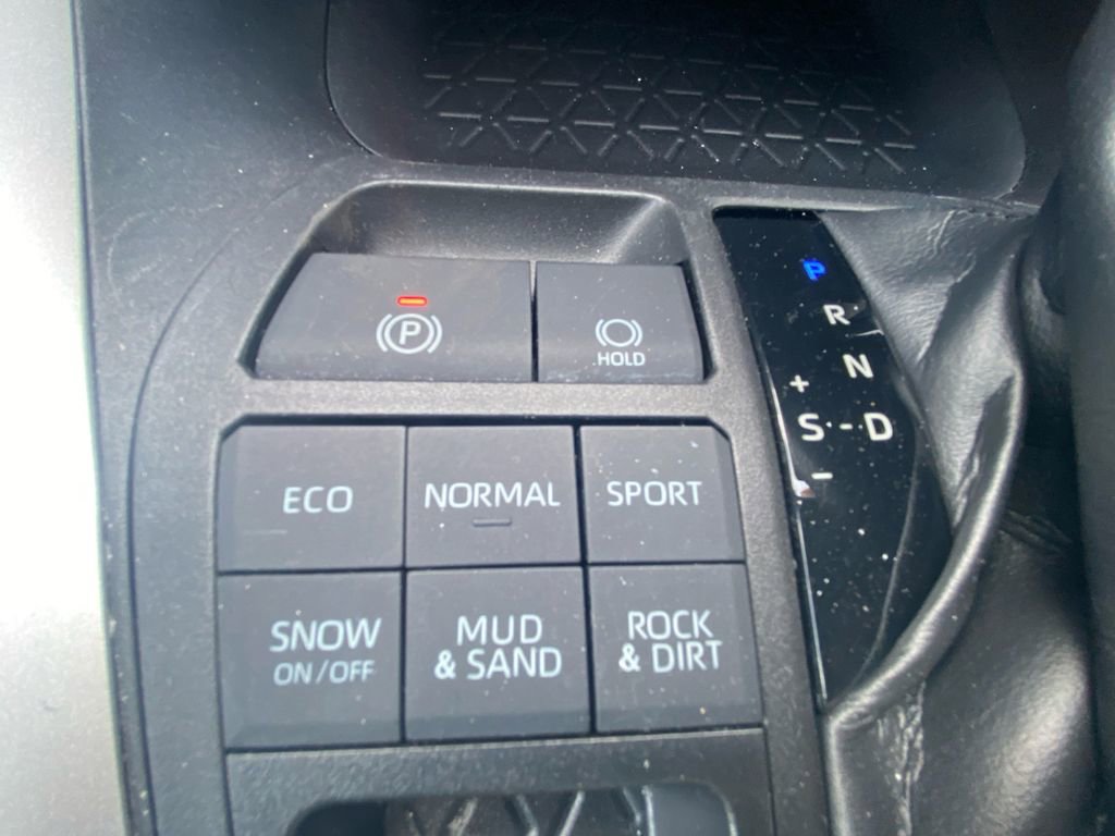 Used 2021 Toyota RAV4 LE image 18