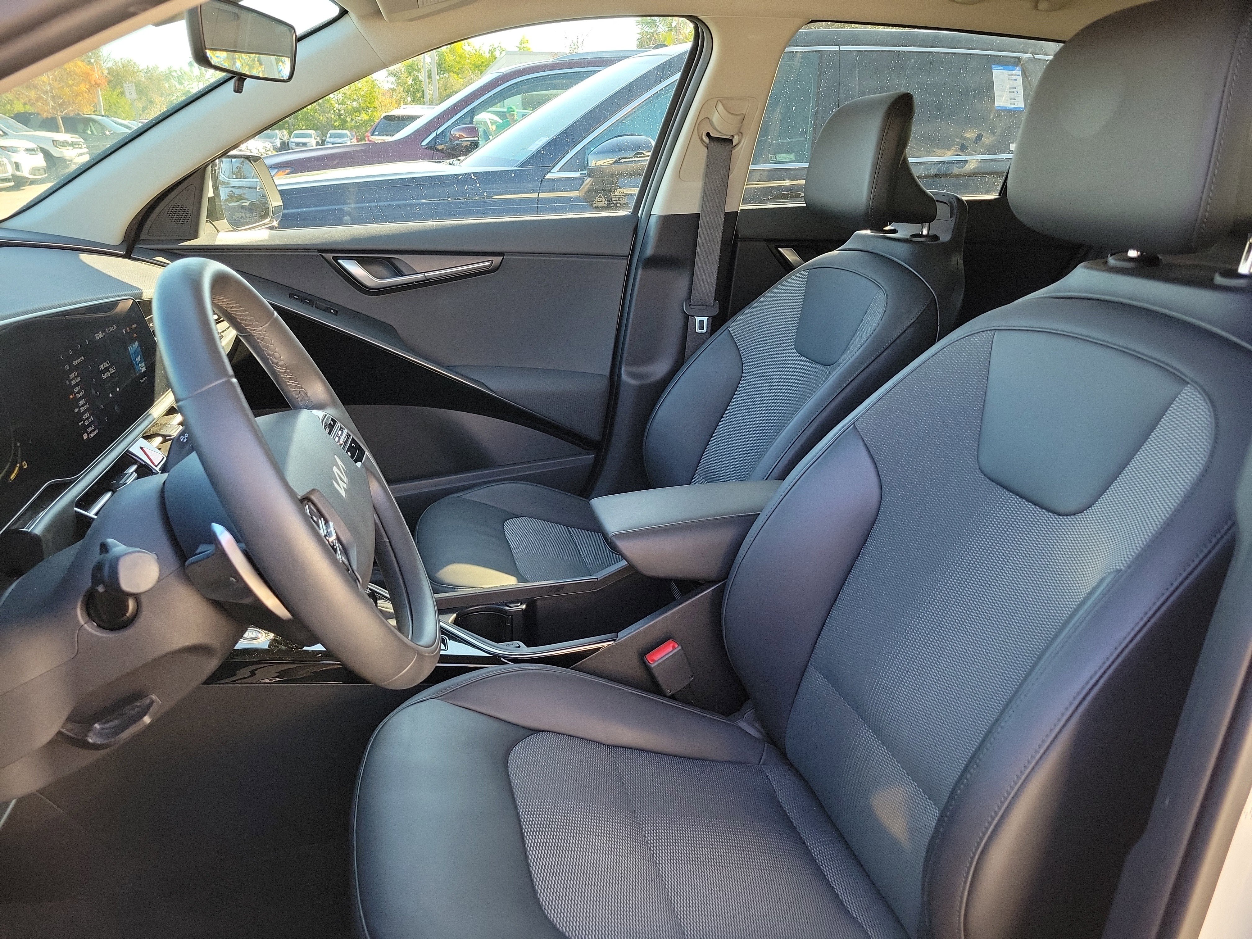 Used 2023 Kia Niro EX Touring image 22