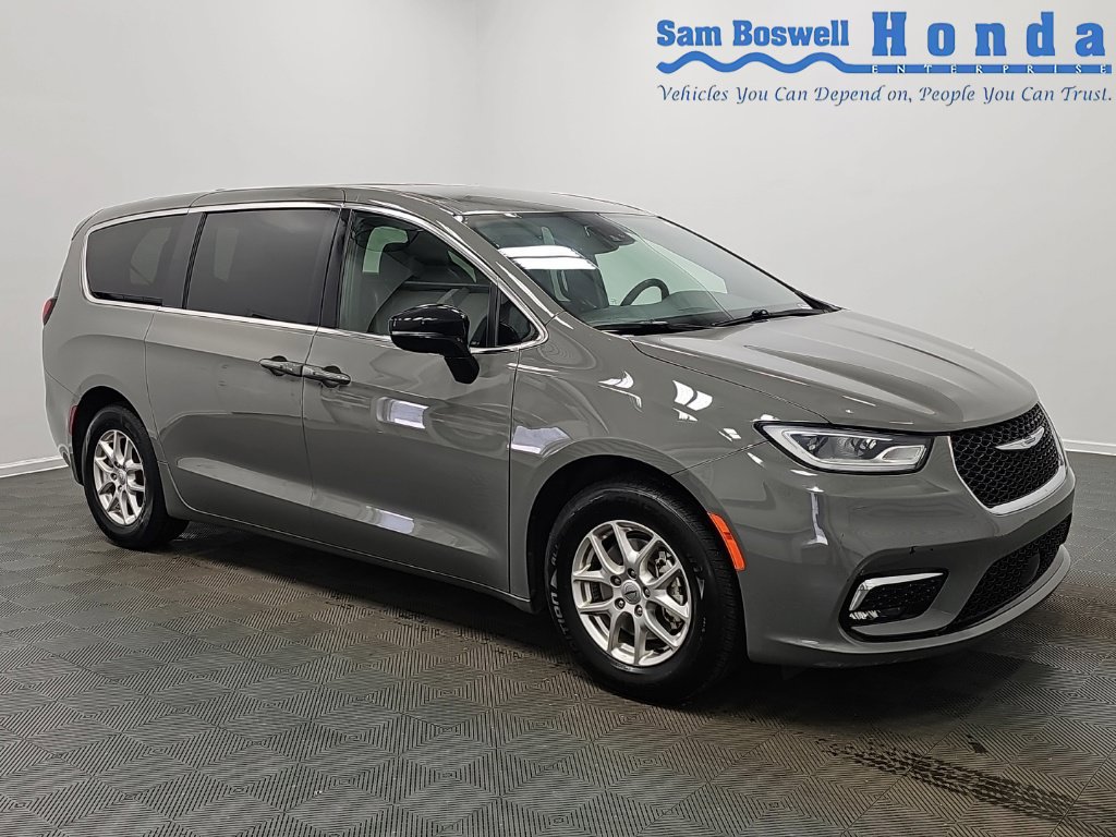 Used 2025 Chrysler Pacifica Select