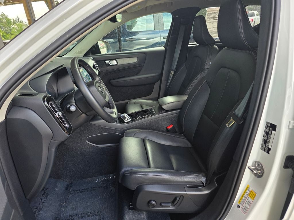 Used 2024 Volvo XC40 B5 Plus AWD/4WD image 4