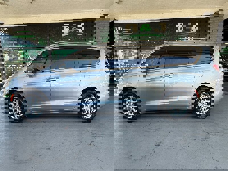 Used 2021 Chrysler Pacifica Touring-L image 3