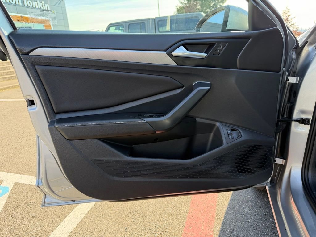 Used 2024 Volkswagen Jetta SE image 12