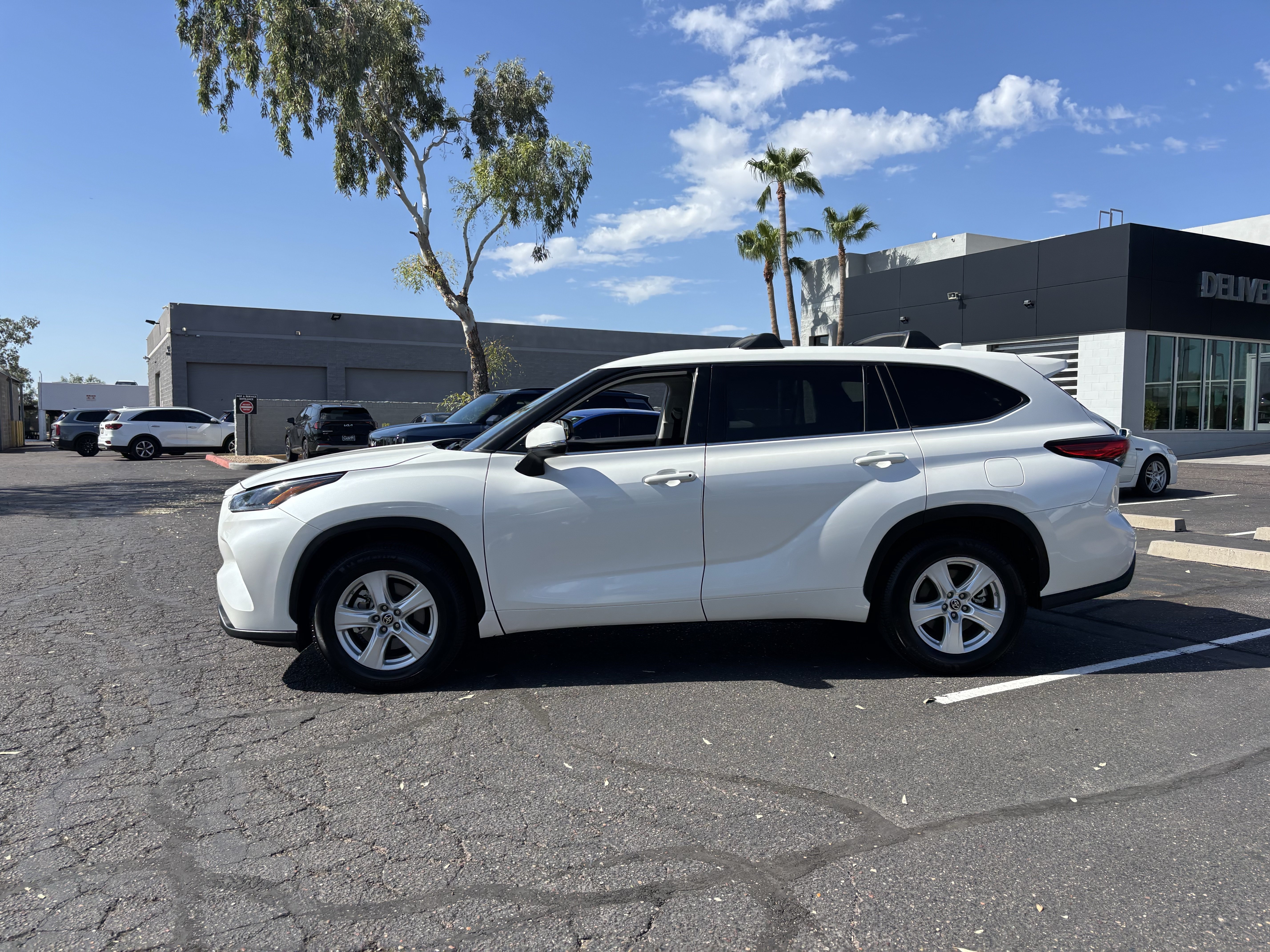 Used 2021 Toyota Highlander L FWD image 5