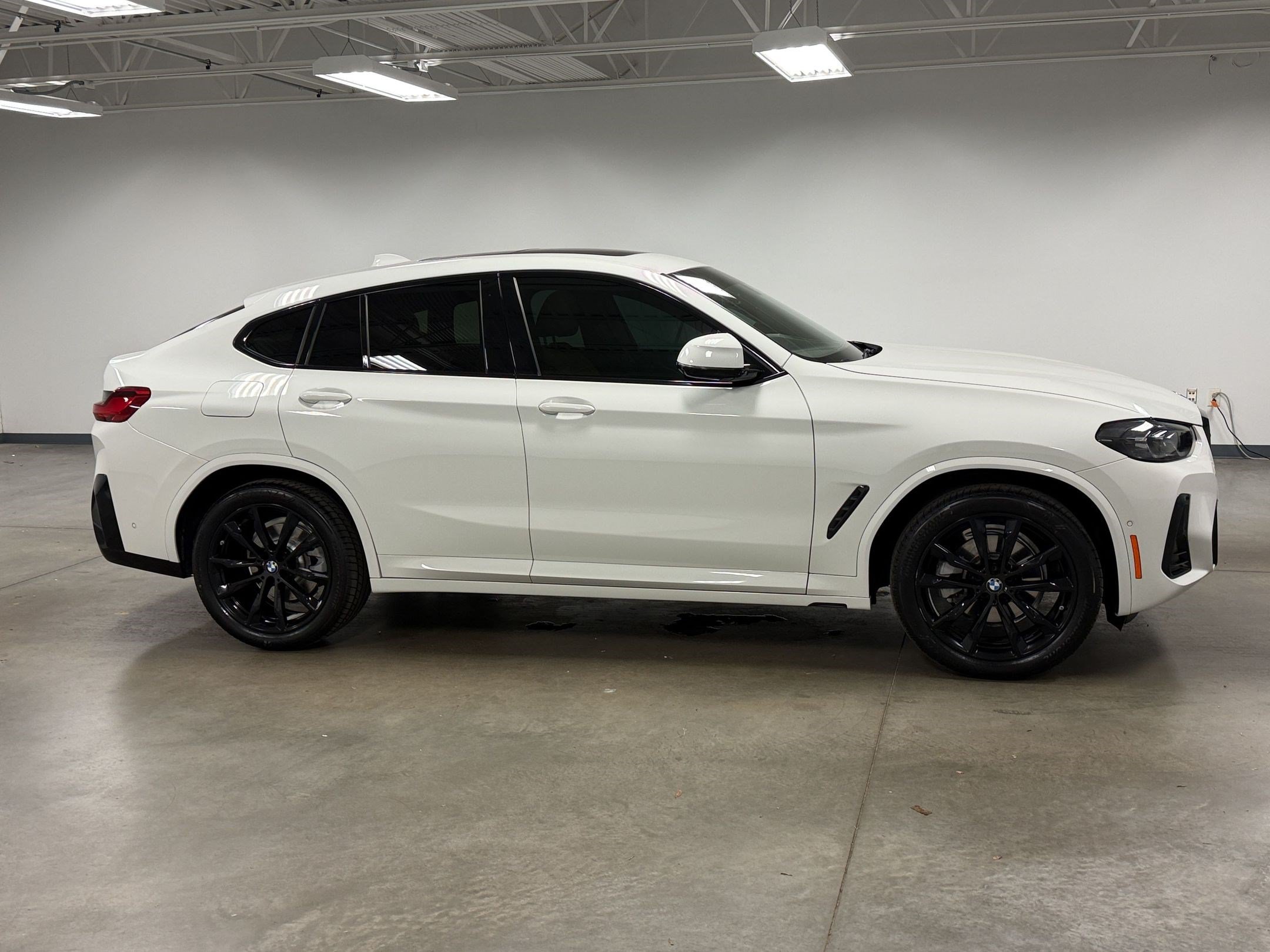 Certified 2025 BMW X4 xDrive30i w/ Premium Package AWD/4WD image 8
