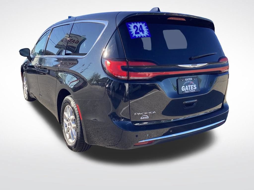 Used 2024 Chrysler Pacifica Touring-L FWD image 8