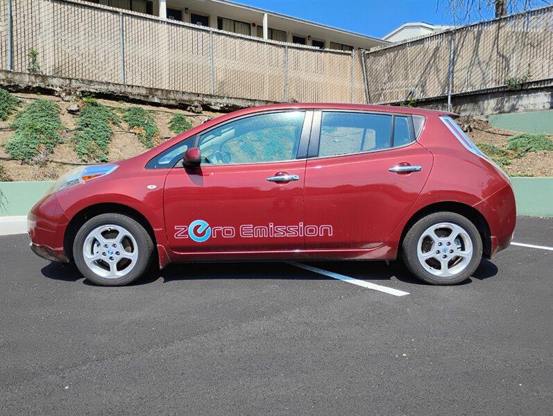Used 2011 Nissan Leaf w/ Eco Design Pkg FWD image 4