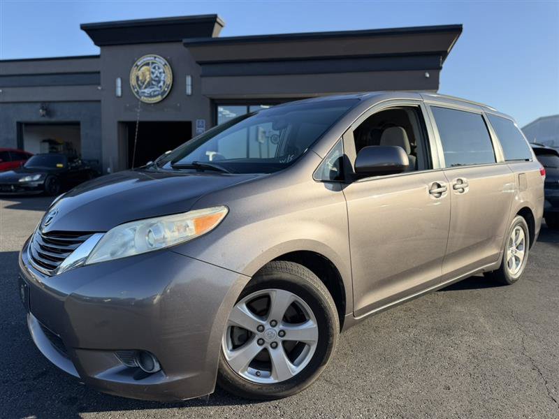 Used 2014 Toyota Sienna LE FWD image 1