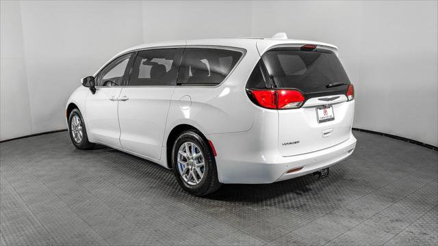 Used 2020 Chrysler Voyager LX image 4