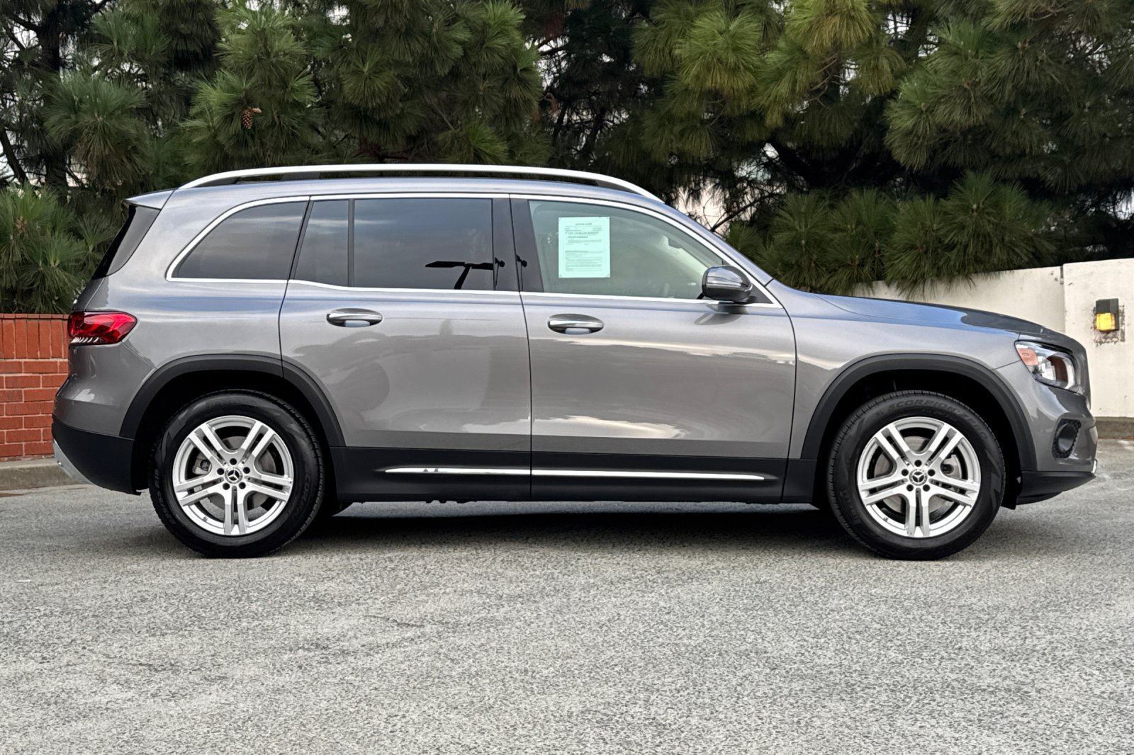 Used 2022 Mercedes-Benz GLB 250 4MATIC image 3