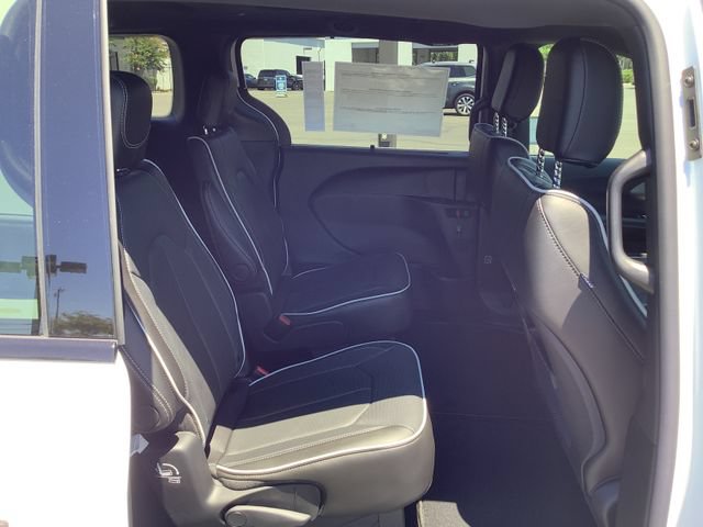 New 2027 Chrysler Pacifica Limited FWD image 35