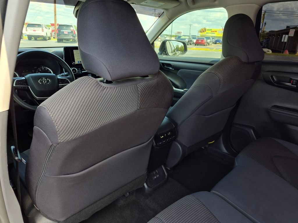 Used 2025 Toyota Highlander LE FWD image 34
