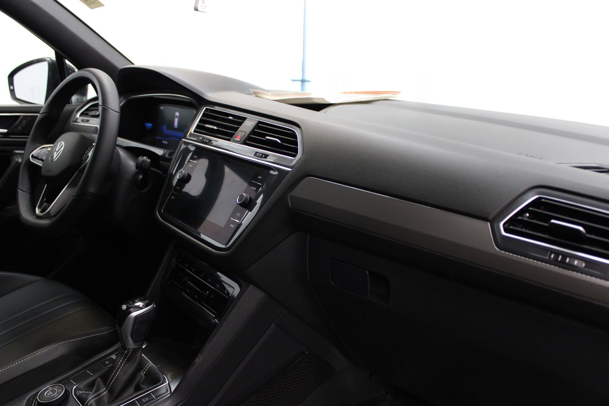 Used 2022 Volkswagen Tiguan SE R-Line image 24