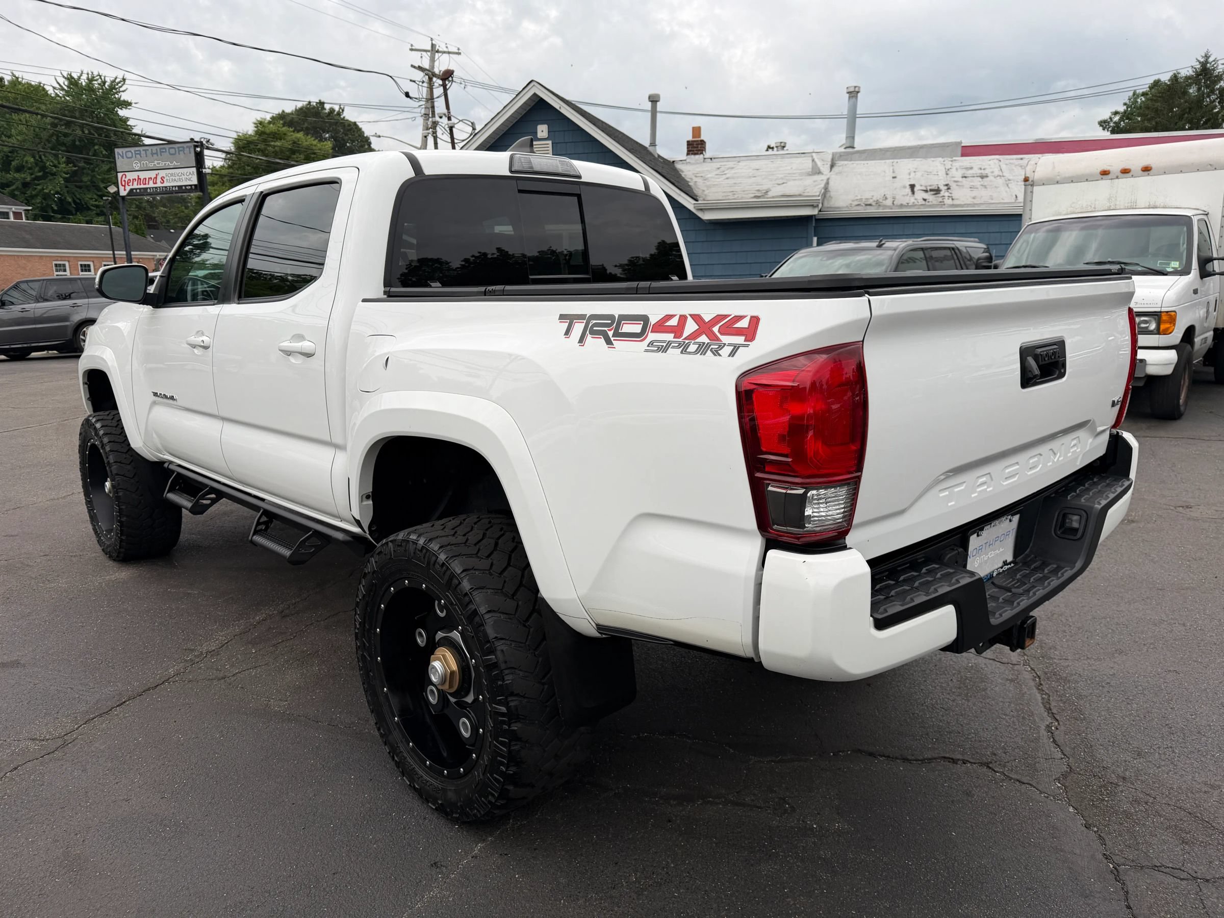 Used 2017 Toyota Tacoma SR AWD/4WD image 4