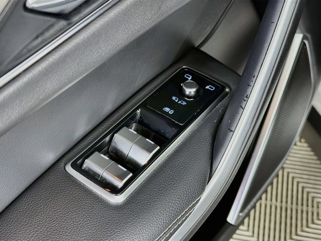 Certified 2025 Jaguar F-PACE R-Dynamic S AWD/4WD image 18