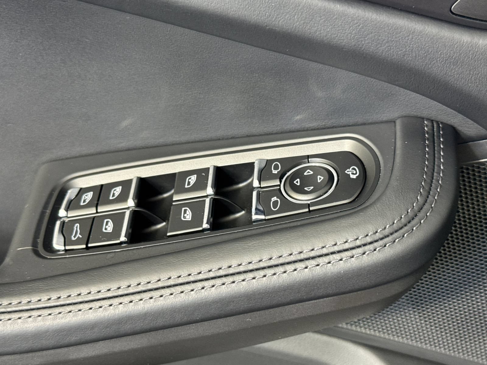 Certified 2025 Porsche Macan GTS AWD/4WD image 13