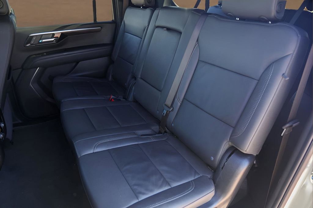 Used 2025 Chevrolet Suburban Z71 image 24