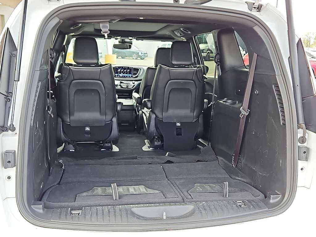 Used 2024 Chrysler Pacifica Premium image 7