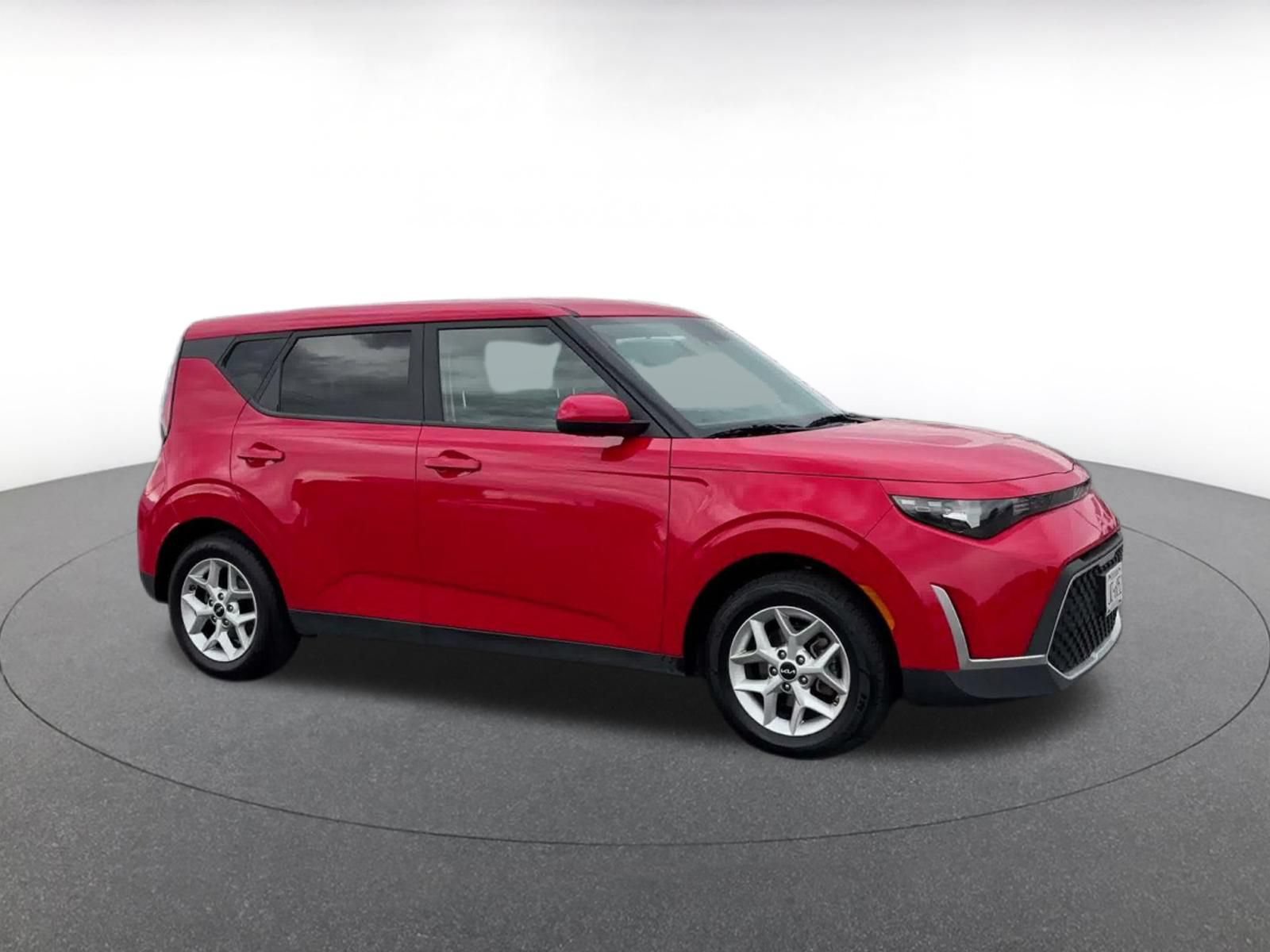Used 2025 Kia Soul LX w/ LX Technology Package FWD image 2