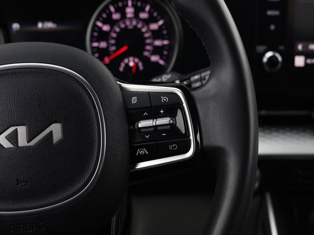 Used 2023 Kia Carnival LX image 14