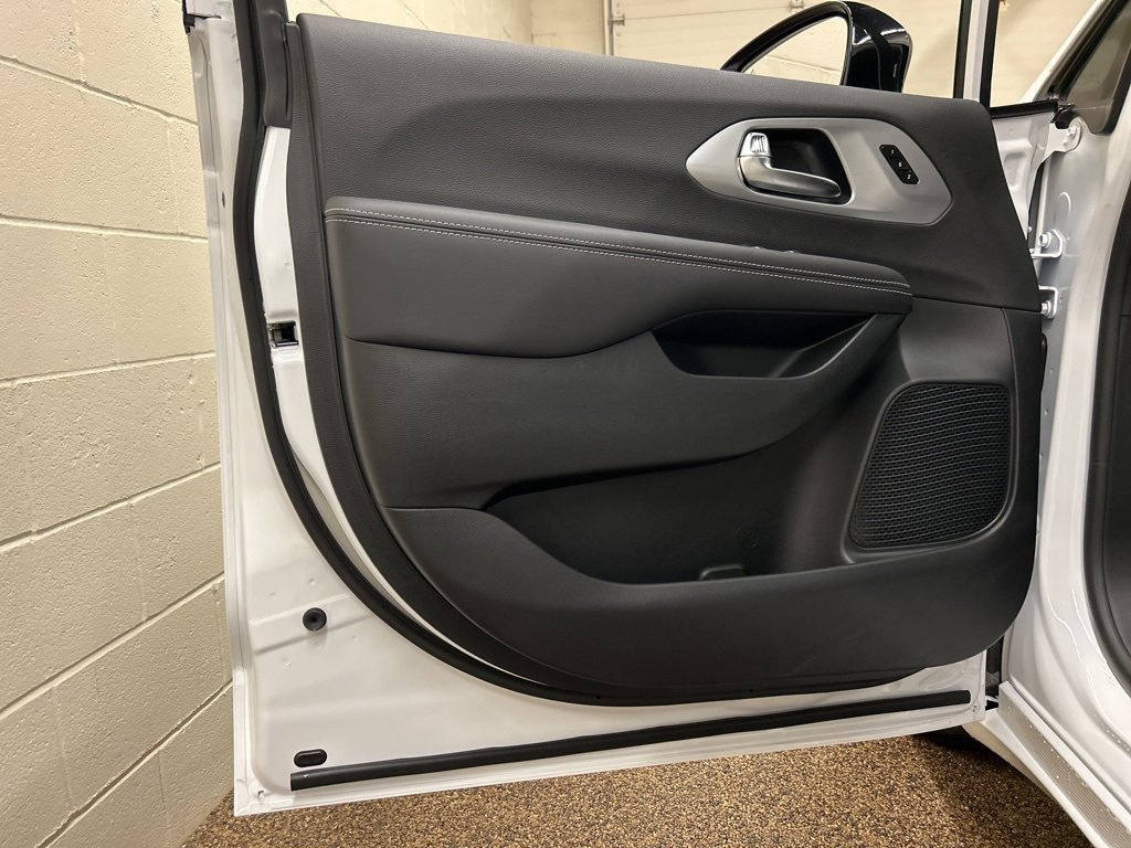 New 2026 Chrysler Pacifica Limited image 14