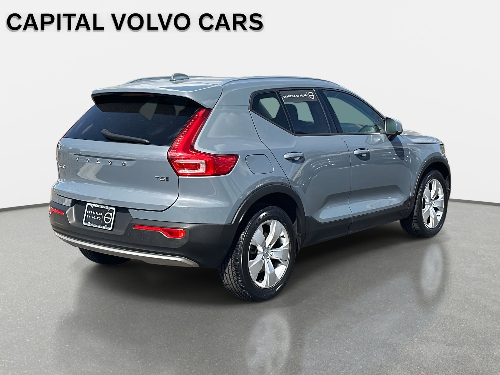 Used 2021 Volvo XC40 T5 Momentum image 5
