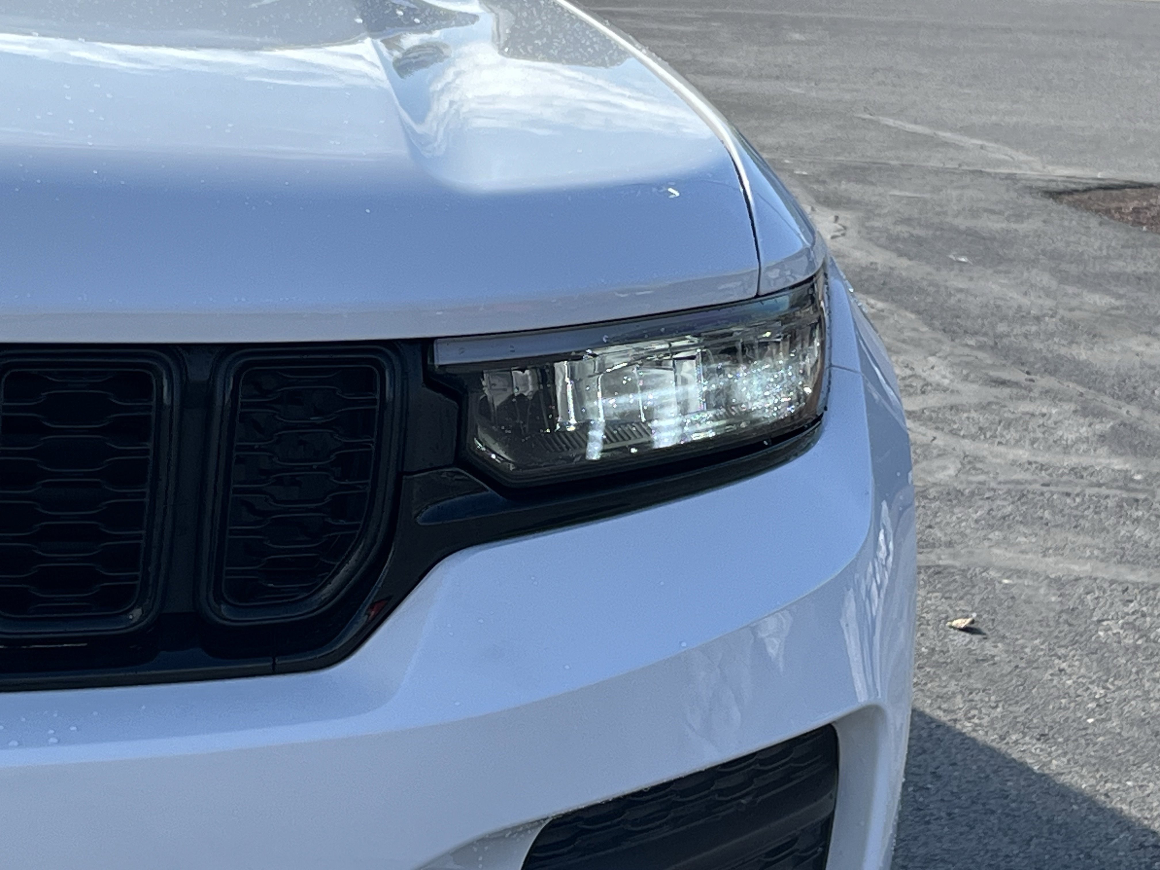 Used 2023 Jeep Grand Cherokee Altitude image 11