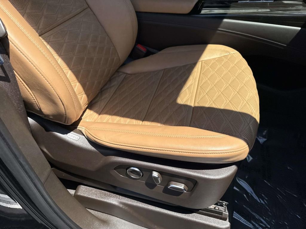 Used 2024 Cadillac Escalade ESV Premium Luxury AWD/4WD image 27