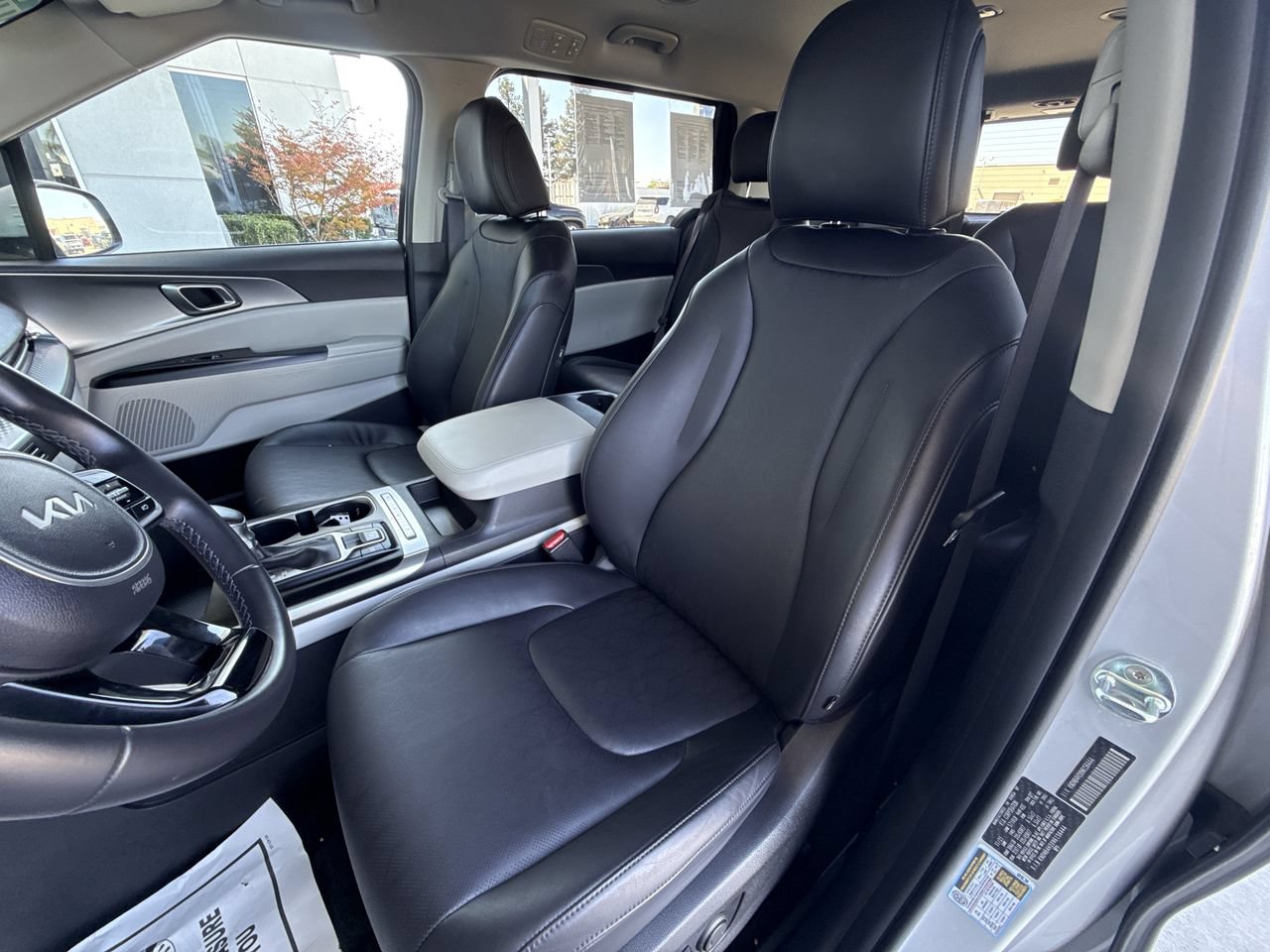 Used 2022 Kia Carnival LX FWD image 17