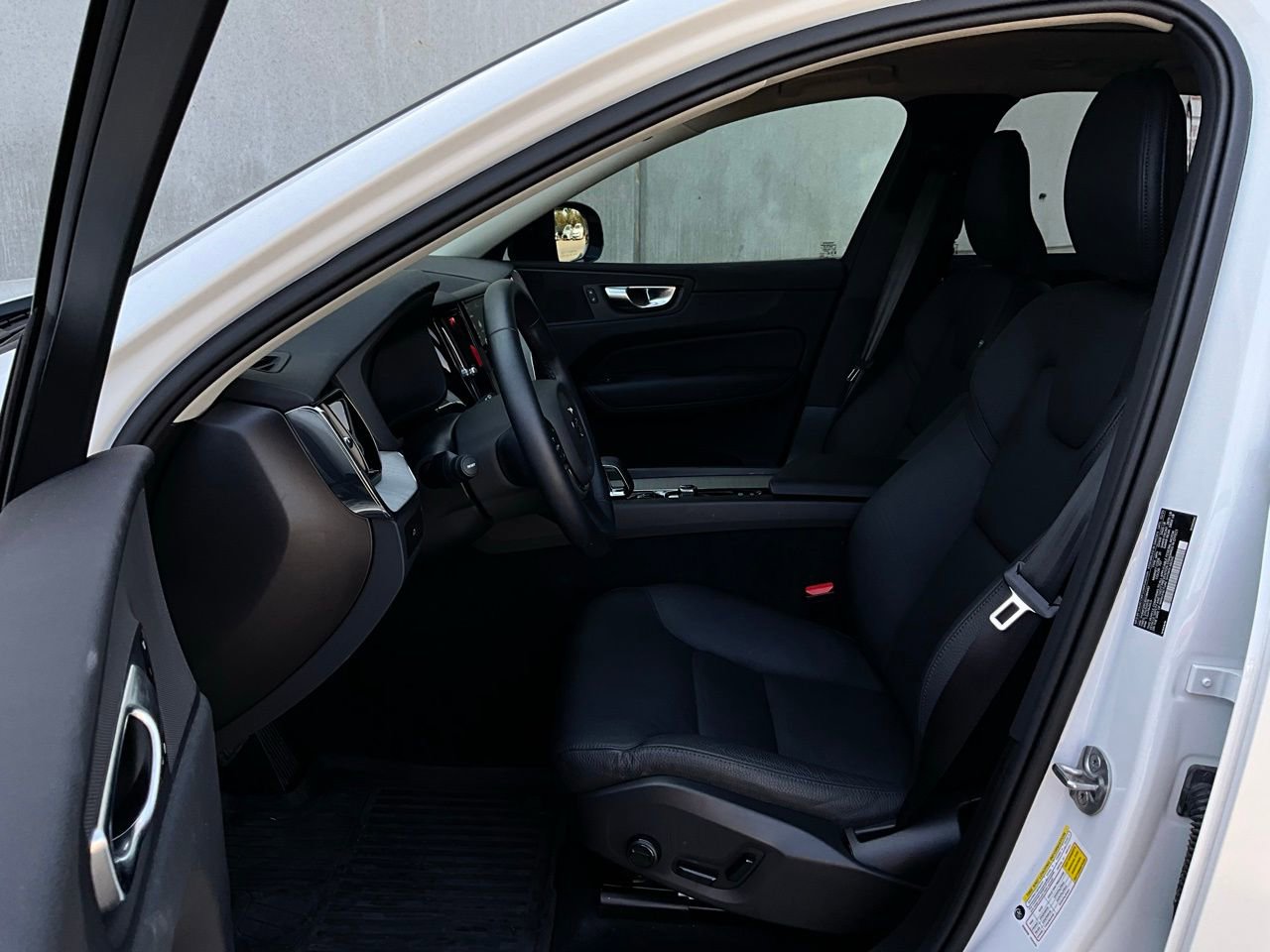 Used 2025 Volvo XC60 B5 Plus w/ Protection Package Premier image 10