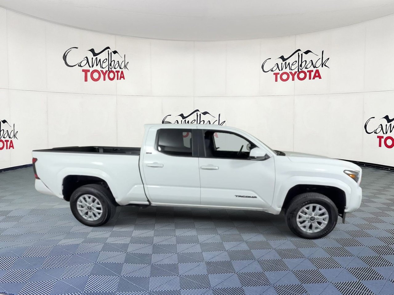 Used 2025 Toyota Tacoma SR5 AWD/4WD image 4