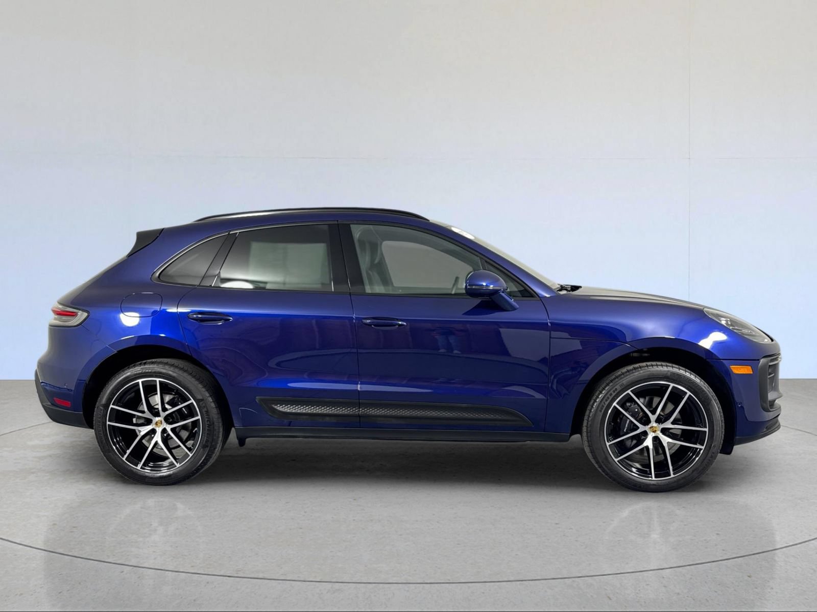 Certified 2022 Porsche Macan AWD/4WD image 9