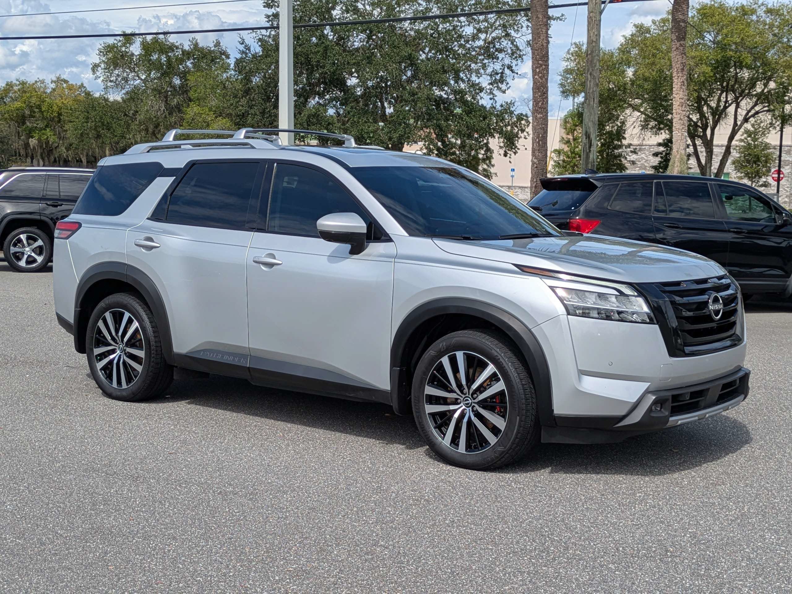 Used 2023 Nissan Pathfinder Platinum AWD/4WD image 2