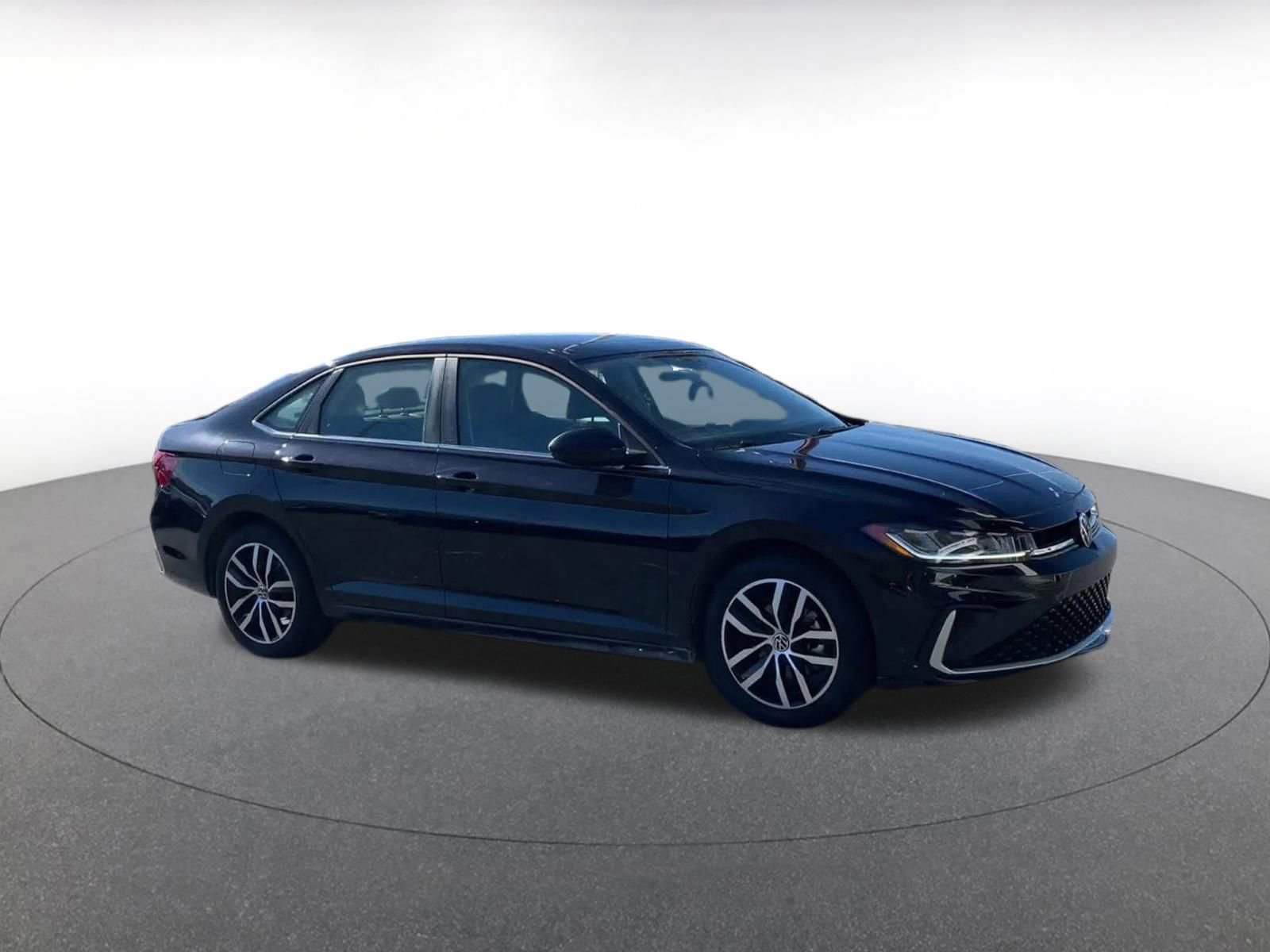 Used 2025 Volkswagen Jetta SE image 2