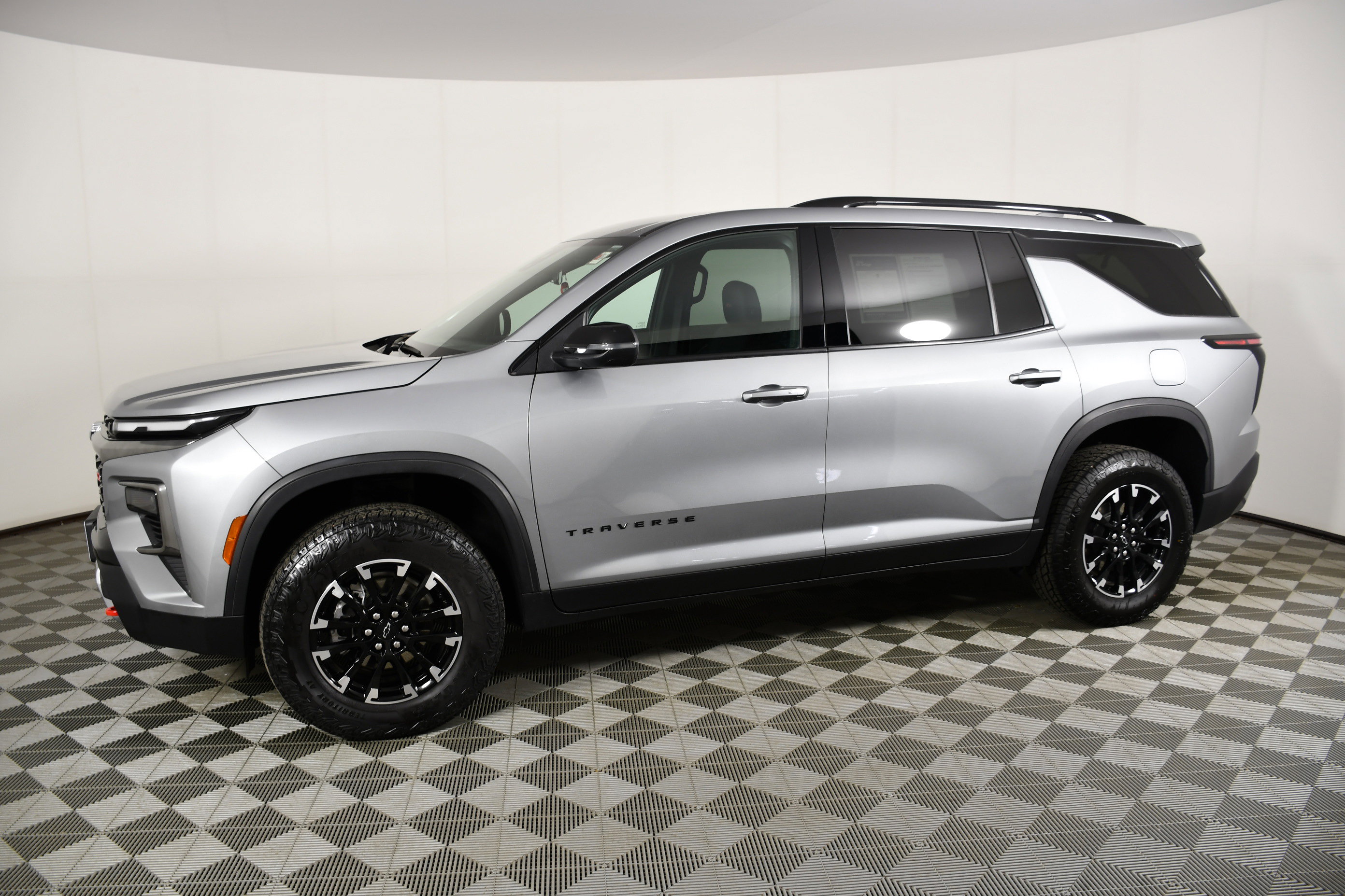 Used 2025 Chevrolet Traverse Z71 image 9