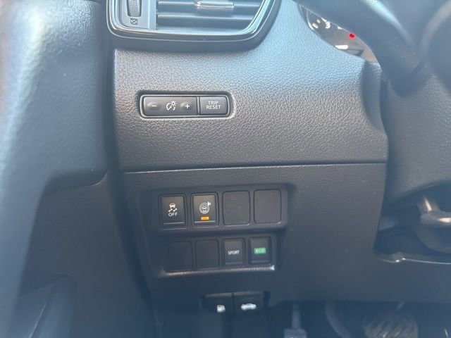 Used 2017 Nissan Rogue SV FWD image 14